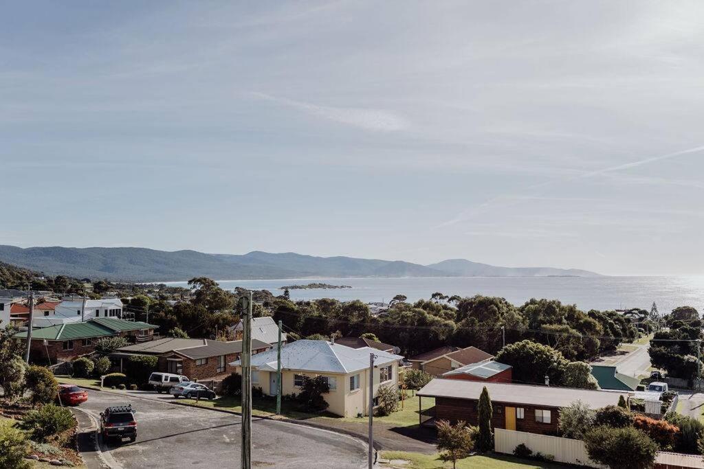 The Watch House - Panoramic Views Of Bicheno Ocean Villa Exterior photo