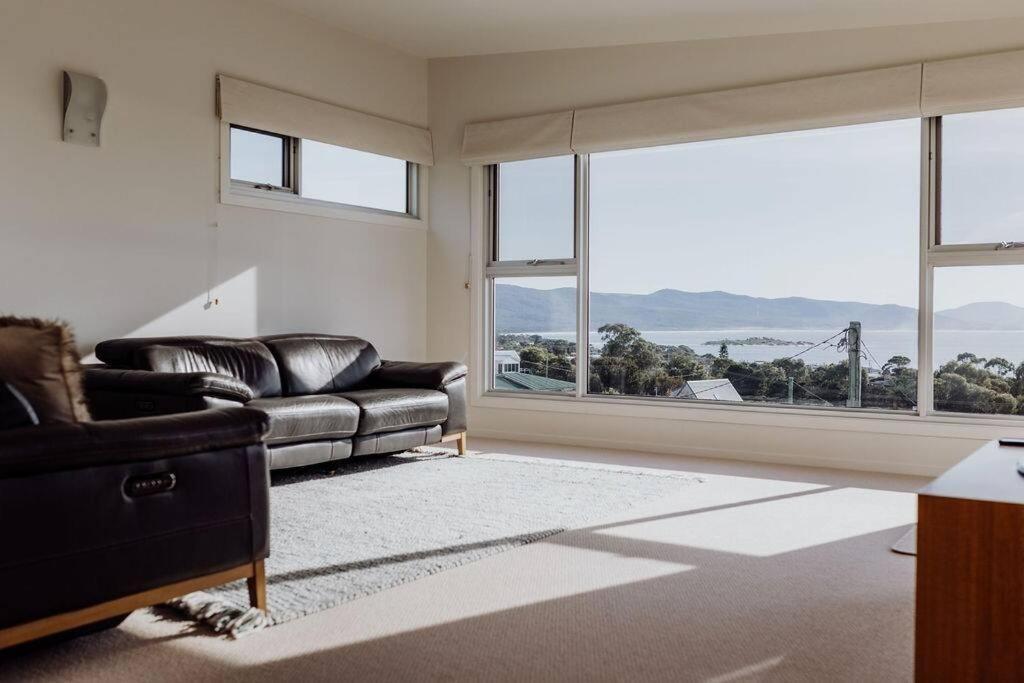 The Watch House - Panoramic Views Of Bicheno Ocean Villa Exterior photo